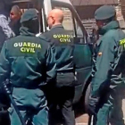El 'suegro' de la secuestradora a su llegada al juzgado.-