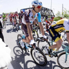 Unos recién casados, al paso de los corredores del Giro durante la cuarta etapa.-EFE / CLAUDIO PERI