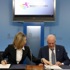 La consejera de Familia e Igualdad de Oportunidades, Alicia García, y el procurador del Común, Javier Amoedo, firman un convenio de colaboración y coordinación relativo a la Red de Protección a las Personas y Familias más Vulnerables-ICAL