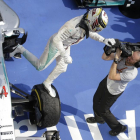 Lewis Hamilton salta de su monoplaza tras ganar el GP de Hungría.-AP / LUCA BRUNO