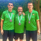 Javi Hernández Bello, Porfi Fisac y Stephane Dumas posan con la medalla de bronce del Afrobasket.-EL MUNDO