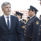 El ministro del Interior, Fernando Grande-Marlaska, pasa revista a una unidad del Cuerpo Nacional de Policía en Valencia en septiembre pasado.-MIGUEL LORENZO
