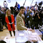 Pedro Sánchez deposita su voto en un colegio electoral de Pozuelo de Alarcón, en Madrid, junto a su mujer, Begoña Gómez.-DAVID CASTRO
