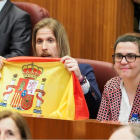 El portavoz de Podemos, Pablo Fernández, exhibe desde su escaño una bandera española durante la réplica de Herrera. .-M. A. SANTOS