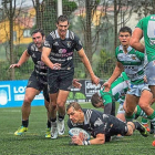 Christian Rust atrapa el oval, ayer frente al Independiente.-MANUEL A. GONZÁLEZ