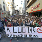 Los estudiantes encabezan la manifestación matutina contra la LOMCE.-ICAL