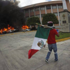 Un manifestante pasa por delante de la sede del Congreso del Estado de Guerrero.-Foto: JORGE DAN LOPEZ / REUTERS