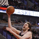 Pau Gasol entra a canasta durante el partido de los Bulls.-Foto:   AP / CHARLES REX ARBOGAST