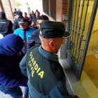 ‘El Terre’ entra en los Juzgados de Medina conducido por un agente, en una anterior comparecencia.-MIGUEL ÁNGEL SANTOS