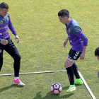 Espinoza intenta pasar ante De Tomás, durante uno de los rondos de ayer.-PABLO REQUEJO