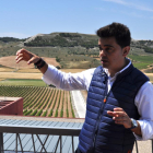 Pedro Ruiz Aragoneses, director de Pago de Carraovejas, explica el viñedo desde el mirador del pago de Cuesta las Liebres.-I. M.