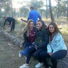 Claudia (centro), María (dcha) y Erika (izda), reina y damas de las fiestas junto al Mayo recién cortado.-A. RECIO