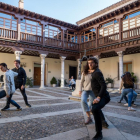 Integrantes de la compañía ‘Danzatz’, ayer, en  el patio del Palacio Pimentel.-E. M