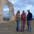 eresa Moneo, entre Paloma Cendón, y Álvaro Bernardo, junto al arco de la Capilla Fonseca, en La Mejorada de Olmedo.-ARGI