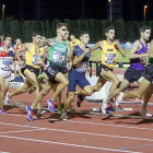 El vallisoletano Álvaro Rodríguez, rezagado tras Víctor Corrales (que lleva el dorsal 154) en la final de 1500 del Campeonato de España.-Juan Martí