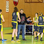 Malayo, entrenador de San Isidro, da instrucciones a su jugadora Soriano.-M.A.S.