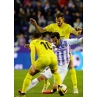 Olivas intenta cubrir el balón pero cae al suelo ante la presencia de Borja y Stuani.-LALIGA