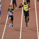 Bolt, en el momento de lesionarse en la final de los 4x100 metros del sábado.-AP / MARTIN MEISSNER