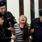 Shokhista Karimova, acusada de estar involucrada en el atentado del metro de San Petersburgo, reacciona al escuchar la sentencia condenatoria del tribunal.-OLGA MALTSEVA (AFP)