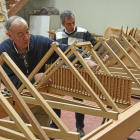 José Alonso y Carlos Alonso durante los trabajos de construcción de un artesonado.-J. L. C.