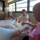 Un matrimonio disfruta del taller de pan junto a sus nietos.-JOSÉ C. CASTILLO