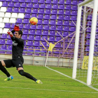 2-2. El portero del Numancia, Munir, se traga el  disparo desde fuera del área de Roger.-MIGUEL ÁNGEL SANTOS