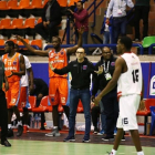 Hugo López, dirigiendo desde el banquillo del Recreativo de Libolo durante la final de la ‘Champions’ de África.-EL MUNDO