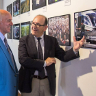 El director general de Calidad y Sostenibilidad Ambiental, José Manuel Jiménez, inaugura la exposición 'Naturaleza y Rock' con motivo del décimo aniversario de 'Músicos en la Naturaleza'. En la foto, junto al presidente de la Diputación, Agustín González,-Ical