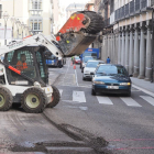 Atasco por las obras de asfaltado en Fuente Dorada.-PABLO REQUEJO