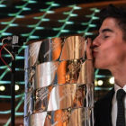 Marc Márquez besa el trofeo de plata maciza en el que están inscritos los nombres de todos los campeones de Moto GP.-ALEJANDRO CERESUELA