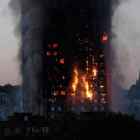 Las llamas y el humo en la torre en Latimer Road, al oeste de Londres.-EFE