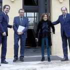 Roberto Bermúdez de Castro, José Antonio de Santiago-Juárez, Soraya Sáenz de Santamaría y Juan Vicente Herrera en la puerta de la Presidencia.-J. M. LOSTAU