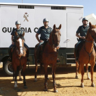 Miembros del Escuadrón de Caballería de la Guardia Civil, recorren tramos del Camino de Santiago en la provincia de León para asegurar y prestar apoyo a los peregrinos.-ICAL