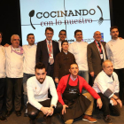 Los cocineros participantes en ‘Cocinando con lo nuestro’ acomapañados de Jesús Julio Carnero y Fernando Martínez Majo.-ICAL