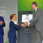 El Rey salua a María Teresa Rodríguez en presencia de Juan Miguel Martínez Gabaldón tras descubrir una placa conmemorativa de la vista a Gullón con motivo del 125 aniversario.-ICAL