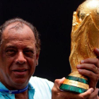 Carlos Alberto, sosteniendo la Copa del Mundo ganada en 1970, posa en Río de Janeiro en el 2010.-REUTERS / BRUNO DOMINGOS