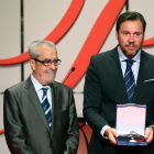 El alcalde de Valladolid, Óscar Puente (C), y el ex alcaldes Tomás Rodríguez Bolaños, recogen el Premio Castilla y León de las Artes, concedido a la Semana Internacional de Cine de Valladolid-ICAL