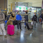 Viajeros esperan la llegada de su tren en la estación de Campo Grande.-PHOTOGENIC