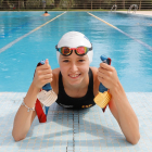 Nayara Pineda sujeta las dos medallas logradas en Eslovenia en la piscina de Laguna. / LOSTAU
