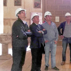 El delegado de la Junta, Pablo Trillo, visita las obras junto al alcalde de Pedrosa del Rey, Ramón Fernández.-EL MUNDO