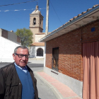 El alcade de Cantiveros, Claudino García Martín, con la iglesia del pueblo de fondo.-A. GARCÍA