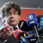 Carles Puigdemont se dirige a los medios de comunicación, en Bruselas.-AFP / JOHN THYS