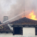 Un bombero actúa en el tejado.-ICAL