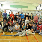 Los alumnos del Leopoldo Cano posan junto a los jugadores de la UVa Vicky López y Óscar Fernández.-EM