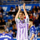Ünal aplaude a la afición blanquivioleta tras marcar de penalti contra el Alavés.-PHOTO-DEPORTE