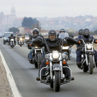 Un grupo de  motoristas salen de Tordesillas después del fin de semana.-J.M. LOSTAU