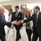 El presidente de la Cámara de Comercio de Burgos y del Grupo Promecal, Antonio Méndez Pozo, recibe el saludo del presidente de la Junta, Juan Vicente Herrera-Ical