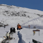 Una fresadora llegada del Pirineos catalán abre camino en la localidad palentina de Salcedillo incomunicada hasta ese momento-Ical