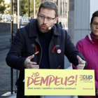 Vidal Aragonés, número 3 por Barcelona, y Natalia Sánchez, cabeza de lista por Girona, este miércoles frente al edificio de Endesa, en Barcelona.-JORDI PUJOLAR (ACN)