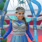 La  Reina del Carnaval sujetando el atuendo de brillos de su disfraz.-PABLO REQUEJO/ PHOTOGENIC